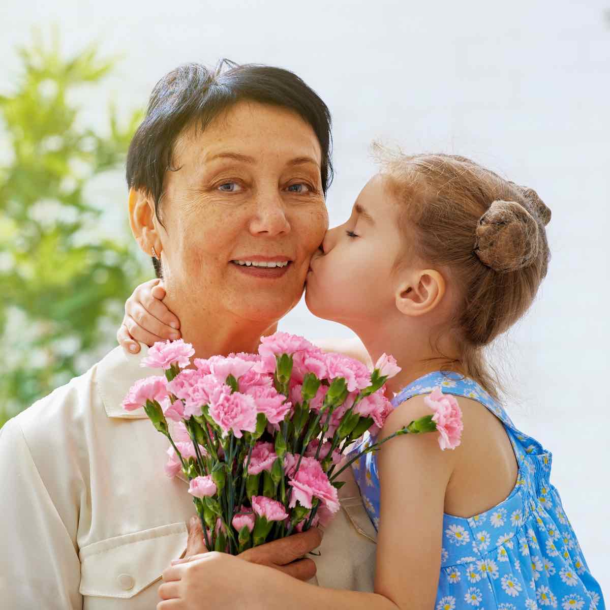 Мама и внучка с цветами